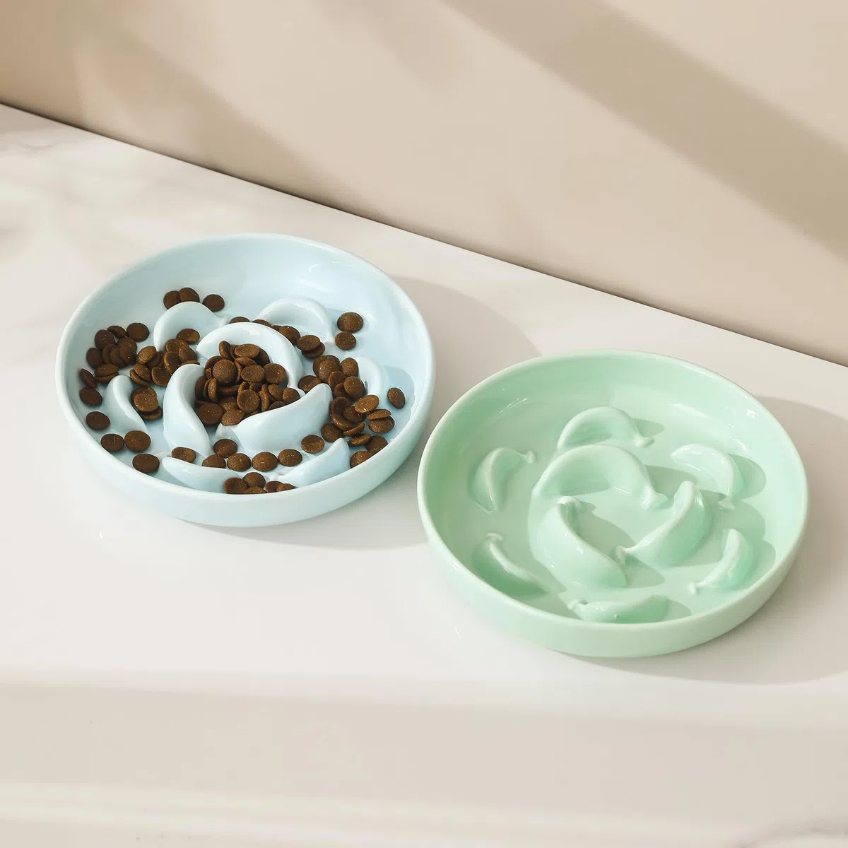 Comedero antivoracidad para Gato - Juego de 2 Cuencos de cerámica en Colores Pastel (Azul y Verde) - Platos de alimentación Lenta - Aptos para lavavajillas y microondas
